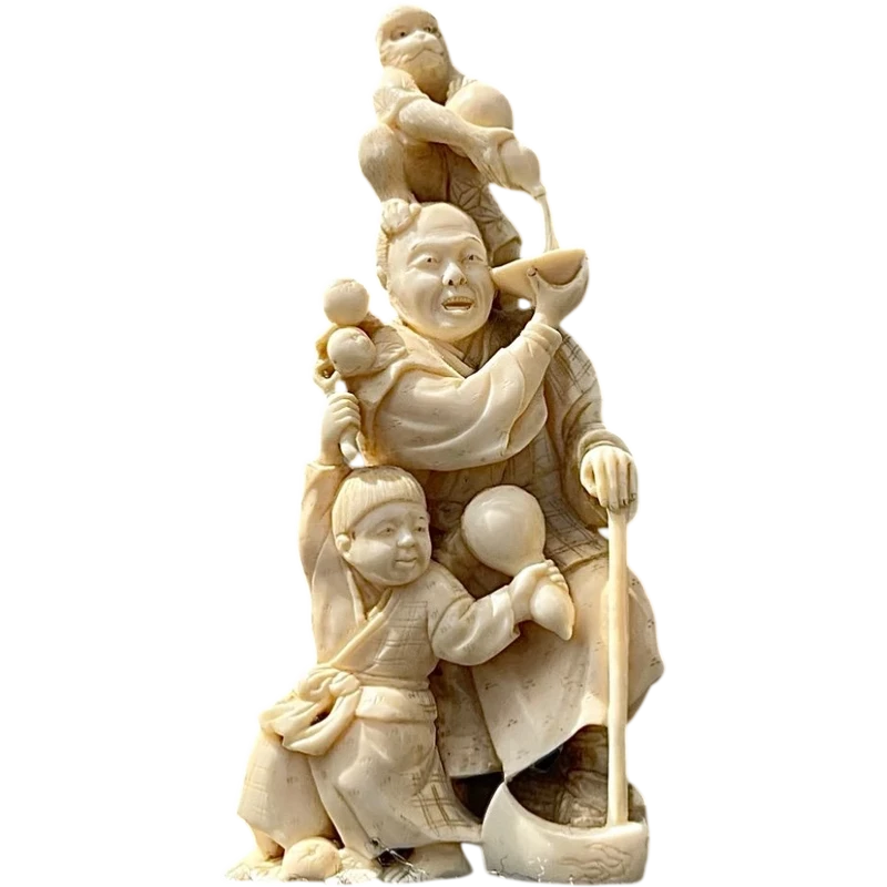 Sculpture okimono en ivoire représentant un personnage masculin avec un enfant et un singe.