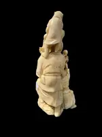 Sculpture okimono en ivoire représentant un personnage masculin avec un enfant et un singe.
