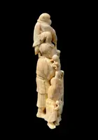 Sculpture okimono en ivoire représentant un personnage masculin avec un enfant et un singe.