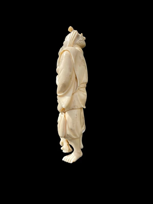 Scultura okimono in avorio con personaggio maschile e fanciullo.