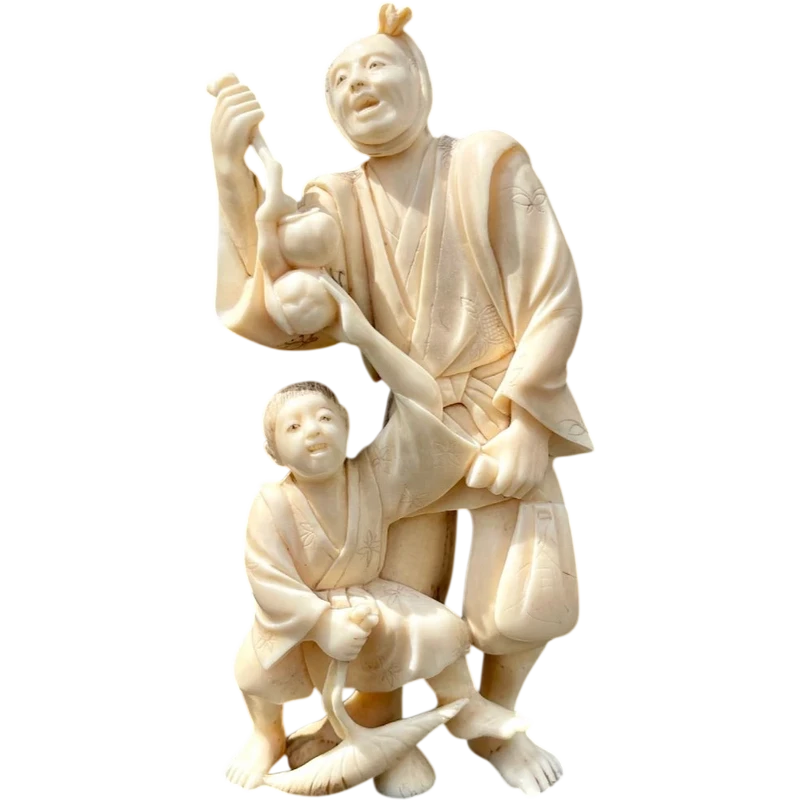 Scultura okimono in avorio con personaggio maschile e fanciullo.
