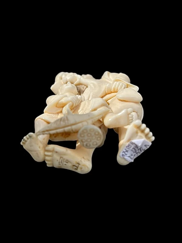 Scultura okimono in avorio con personaggio maschile e fanciullo.
