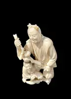 Scultura okimono in avorio con personaggio maschile e fanciullo.