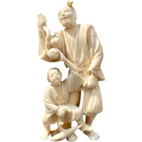 Scultura okimono in avorio con personaggio maschile e fanciullo.