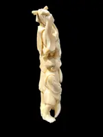 Scultura okimono in avorio con personaggio maschile e fanciullo.