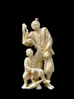Scultura okimono in avorio con personaggio maschile e fanciullo.