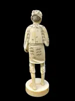 Sculpture okimono en ivoire représentant un personnage masculin portant un panier.