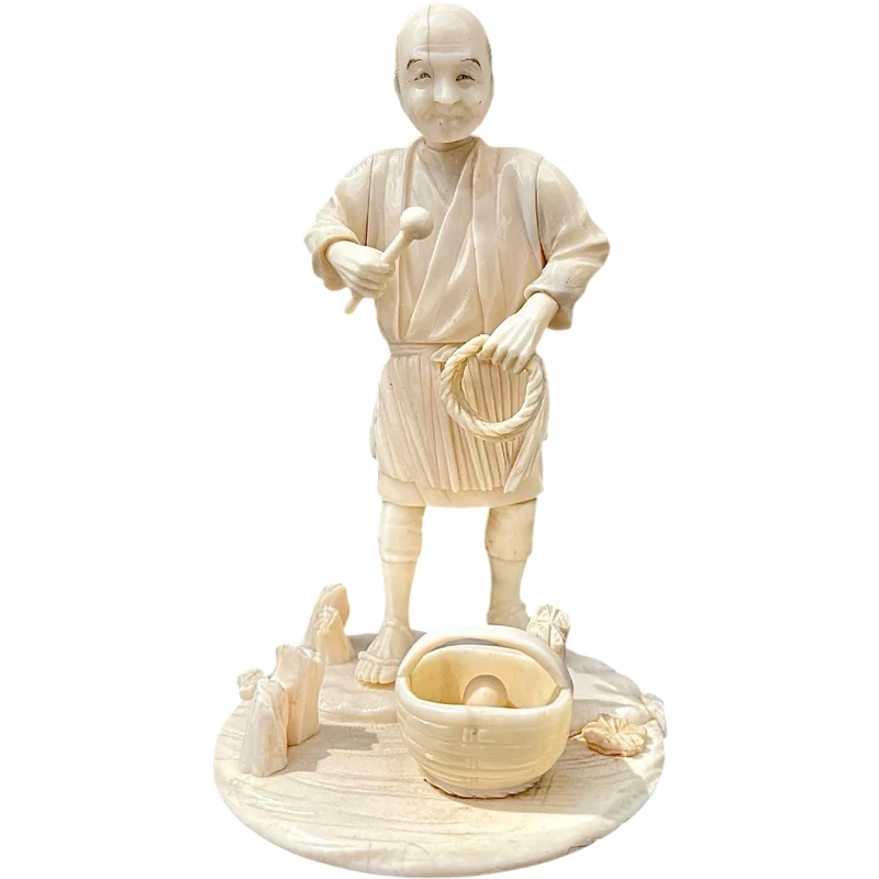 Scultura okimono in avorio raffigurante personaggio maschile con treccia e cesto.