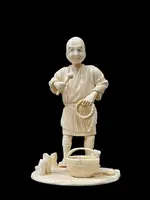 Scultura okimono in avorio raffigurante personaggio maschile con treccia e cesto.