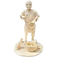 Scultura okimono in avorio raffigurante personaggio maschile con treccia e cesto.