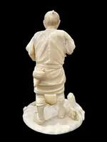 Scultura okimono in avorio raffigurante personaggio maschile con treccia e cesto.