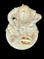 Scultura okimono in avorio raffigurante personaggio maschile con treccia e cesto.