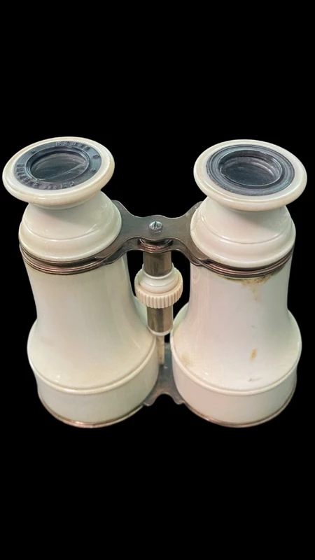 Binocolo in avorio con dettagli in ottone.
