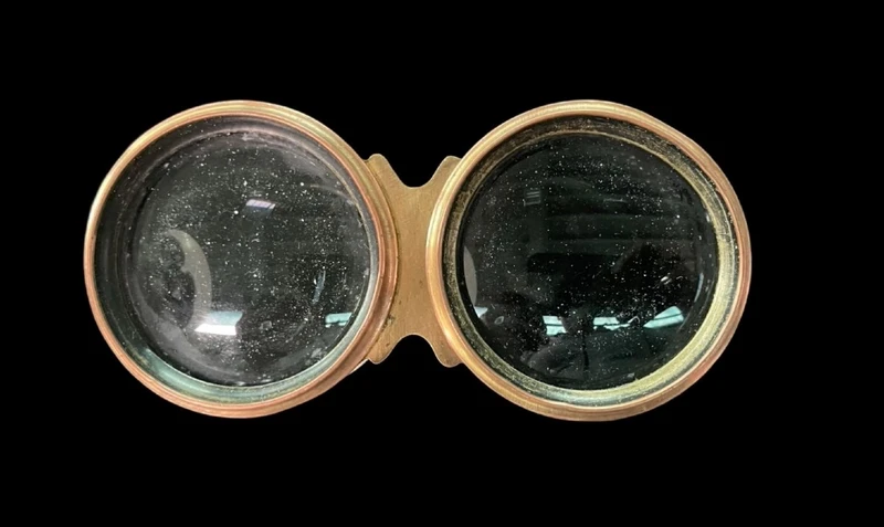 Binocolo in avorio con dettagli in ottone.