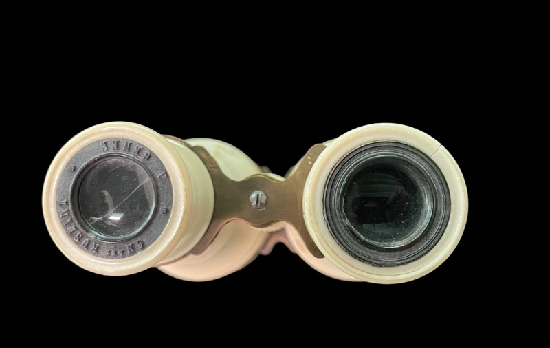 Binocolo in avorio con dettagli in ottone.