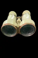 Binocolo in avorio con dettagli in ottone.