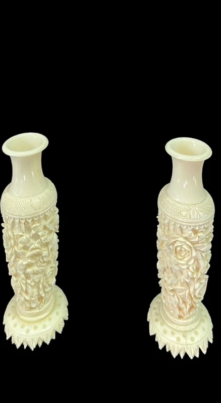 Paire de petits pots en ivoire ornés d'un décor floral en bas-relief. Chine.