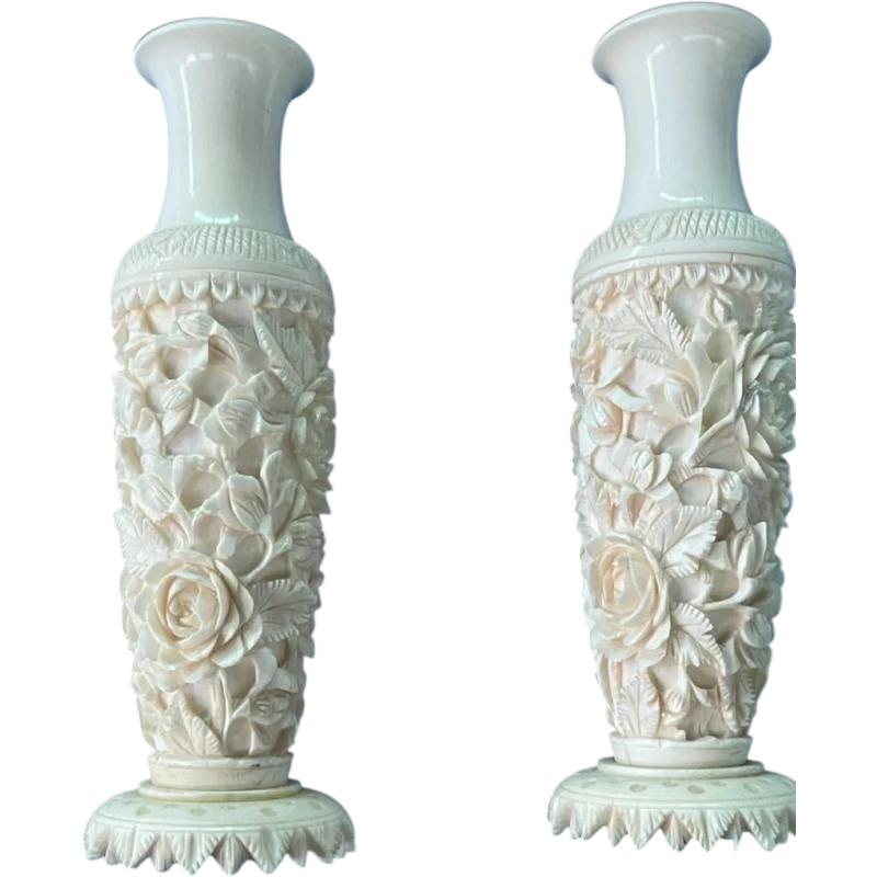Paire de petits pots en ivoire ornés d'un décor floral en bas-relief. Chine.