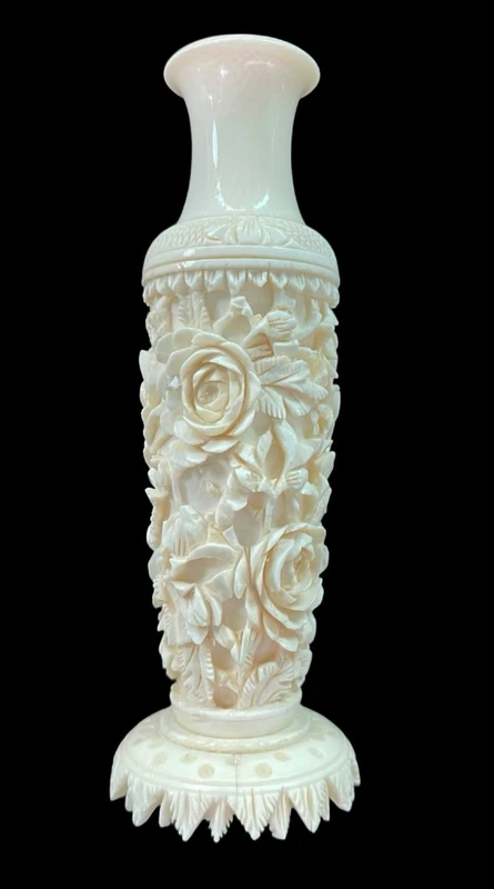 Paire de petits pots en ivoire ornés d'un décor floral en bas-relief. Chine.
