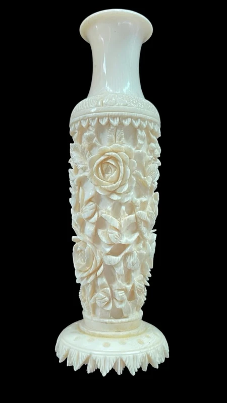 Paire de petits pots en ivoire ornés d'un décor floral en bas-relief. Chine.