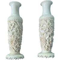 Paire de petits pots en ivoire ornés d'un décor floral en bas-relief. Chine.