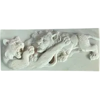 Placca-bassorilievo in avorio raffigurante due leoni che lottano.