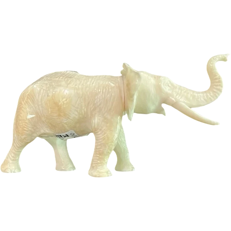 Petite sculpture en ivoire représentant un éléphant.