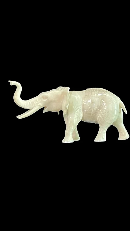 Petite sculpture en ivoire représentant un éléphant.