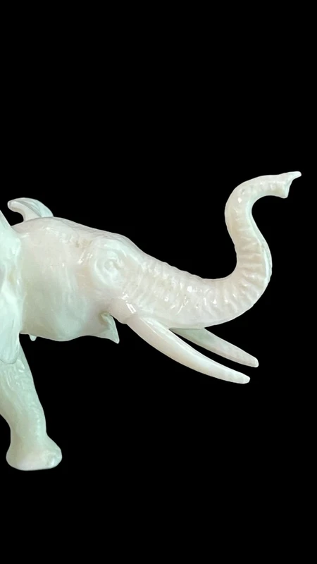 Petite sculpture en ivoire représentant un éléphant.