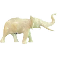 Petite sculpture en ivoire représentant un éléphant.