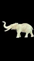 Petite sculpture en ivoire représentant un éléphant.