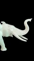 Petite sculpture en ivoire représentant un éléphant.