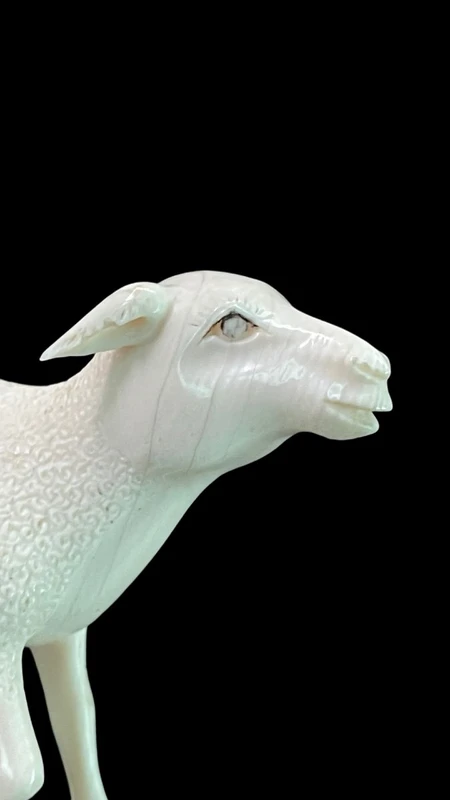 Sculpture en ivoire représentant un mouton. France.