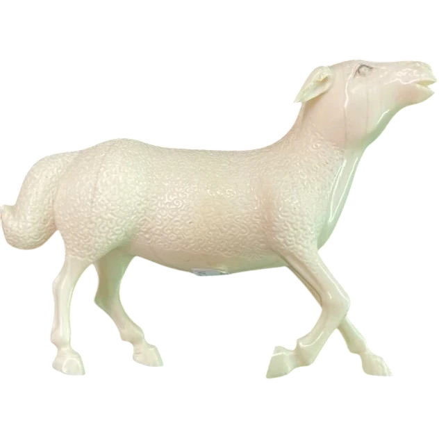 Sculpture en ivoire représentant un mouton. France.