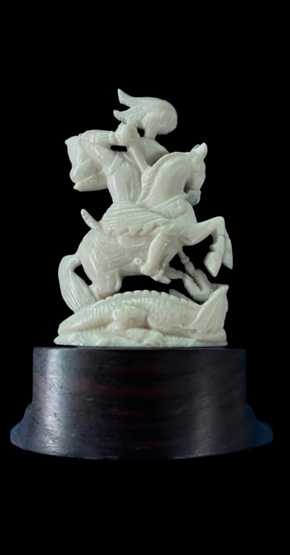 Petite sculpture en ivoire représentant Saint Georges et le dragon.