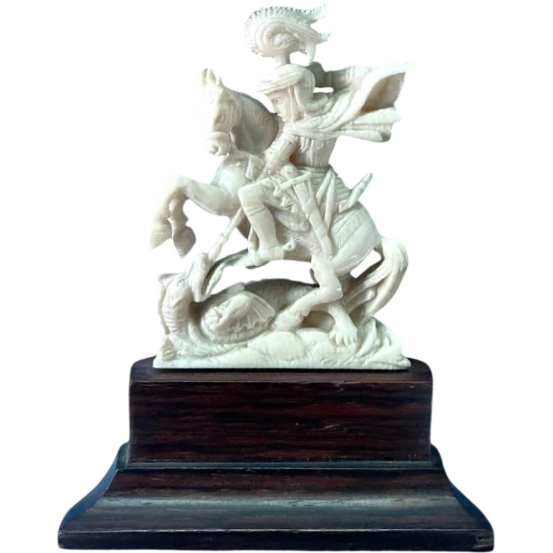 Petite sculpture en ivoire représentant Saint Georges et le dragon.