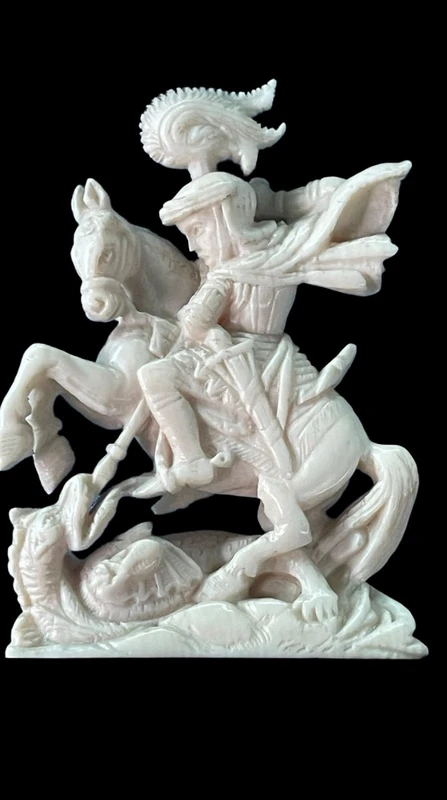 Petite sculpture en ivoire représentant Saint Georges et le dragon.