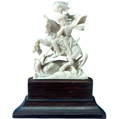 Petite sculpture en ivoire représentant Saint Georges et le dragon.