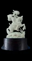 Petite sculpture en ivoire représentant Saint Georges et le dragon.