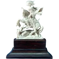 Petite sculpture en ivoire représentant Saint Georges et le dragon.