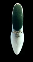 Petite chaussure en ivoire servant de porte-épingles. Détail des lacets dorés.