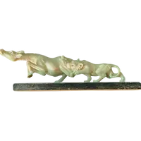 Sculpture en ivoire représentant un lion chassant une antilope.