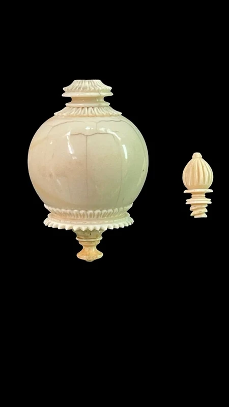 Parfumier sphérique en ivoire orné de motifs géométriques gravés.