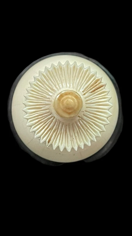 Parfumier sphérique en ivoire orné de motifs géométriques gravés.