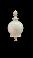 Parfumier sphérique en ivoire orné de motifs géométriques gravés.