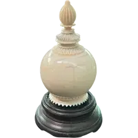 Parfumier sphérique en ivoire orné de motifs géométriques gravés.