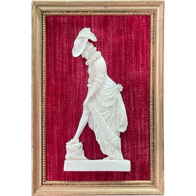 Bas-relief en ivoire représentant une scène érotique avec une dame et une jarretière.