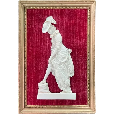 Bas-relief en ivoire représentant une scène érotique avec une dame et une jarretière.