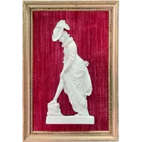 Bas-relief en ivoire représentant une scène érotique avec une dame et une jarretière.