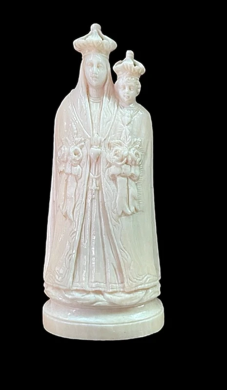 Bas-relief en ivoire représentant la Vierge à l'Enfant de Lorette.